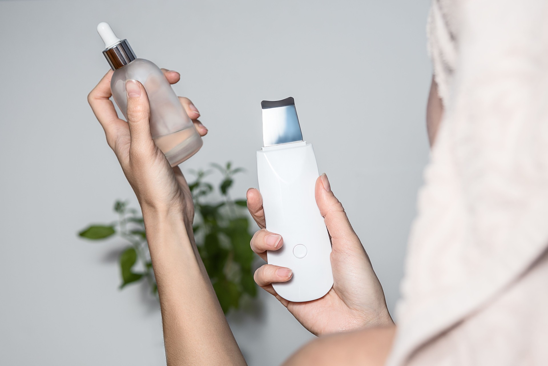 Ultrasonic skin scrubber and beauty serum